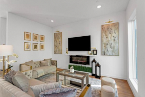 The Luxe Lair - Convenience and Comfort meet Lavish Luxury townhouse